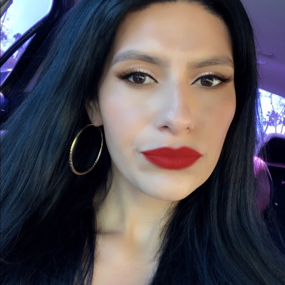 Meet your Posher, Cynthia